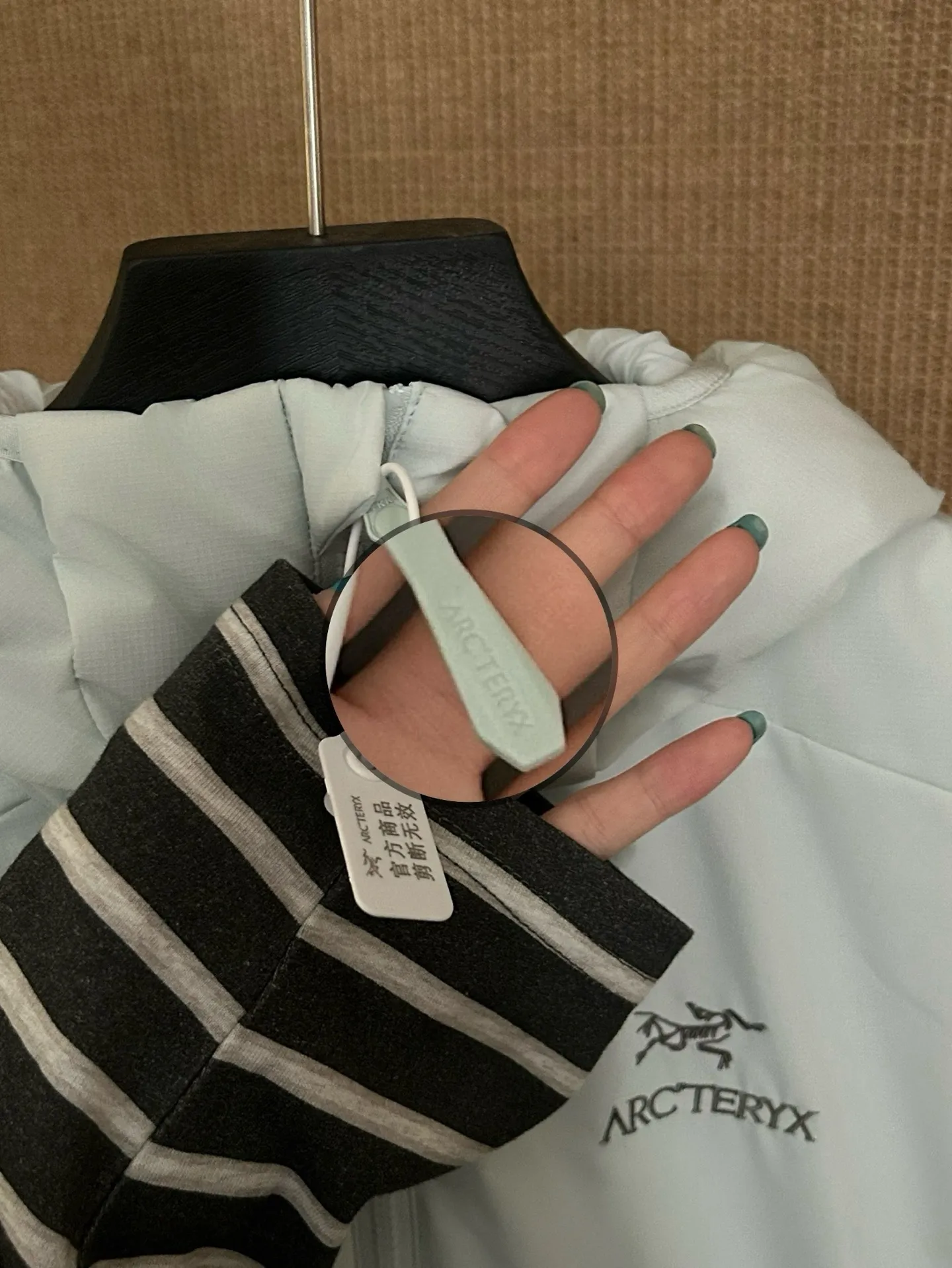 【Arcteryx Atom Hoody 】 : Arcteryx， ， ， 。 ， ， 。 ，Arcteryx ， 。Quality、 ， 。 ， + : ✅ 100% ，Tyono 30 ， ， ✅ ， Wear-Resistant Breathable ✅ ， ， ✅ ， ， ， ✅ 、 ， ， ✅ logo ， ✅ YKK， ✅ ：Coreloft TM Continuous 65 ， ✅（65g/m 2) : ，Breathable ，ATOM Coreloft TM Continuous ， ， ， ， Wear-Resistant ， ， ， 。